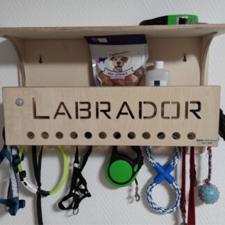 Labrador Hundegarderobe mit Ablage & individueller Gravur