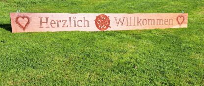 Individuell graviertes Holzschild „Herzlich Willkommen“