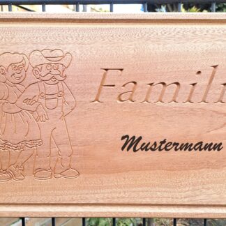 Rustikales Holzschild mit vertiefter Schrift – Individuell & Personalisiert